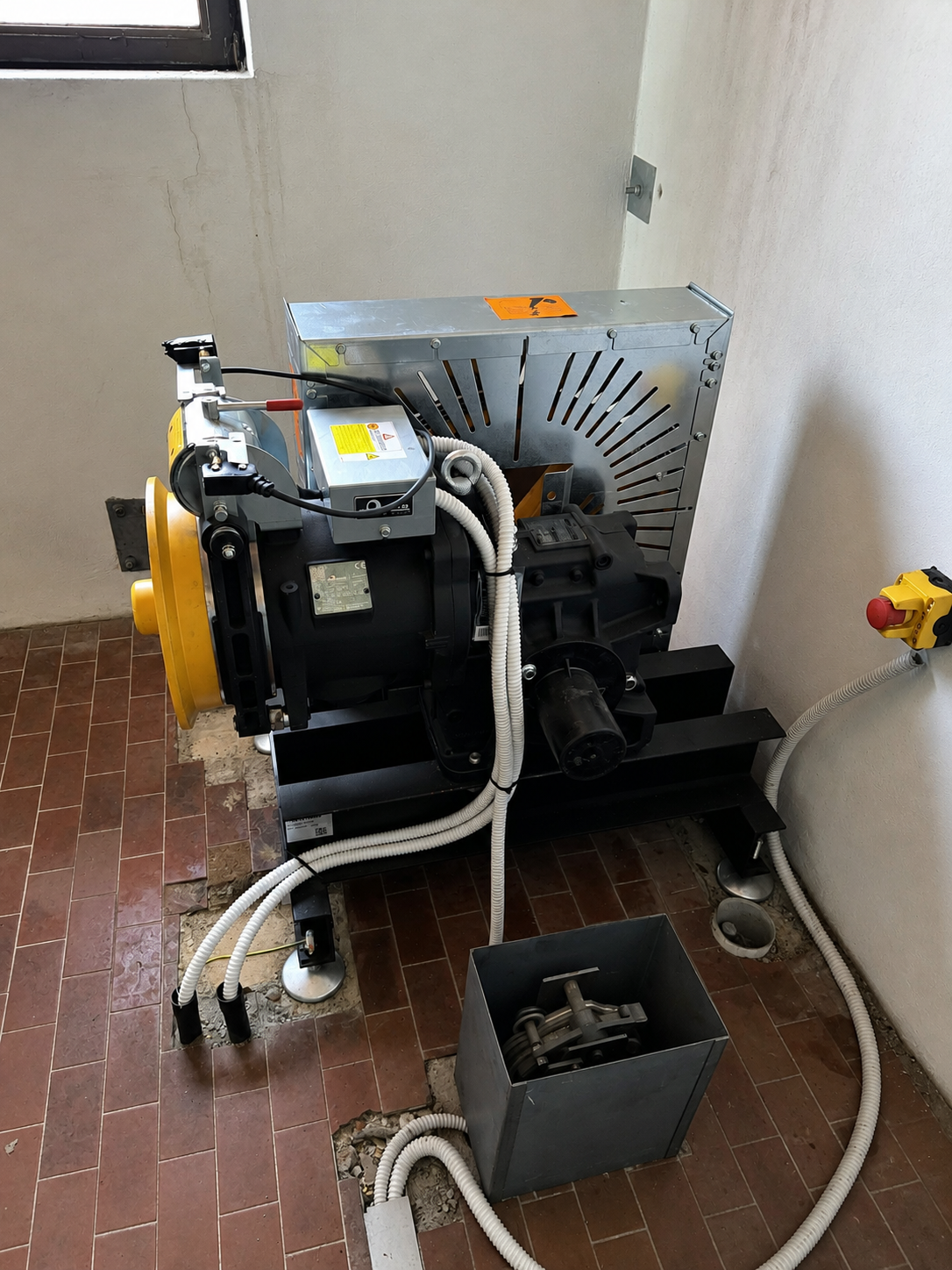 Argano gearless nero e giallo di ultima generazione per ascensore