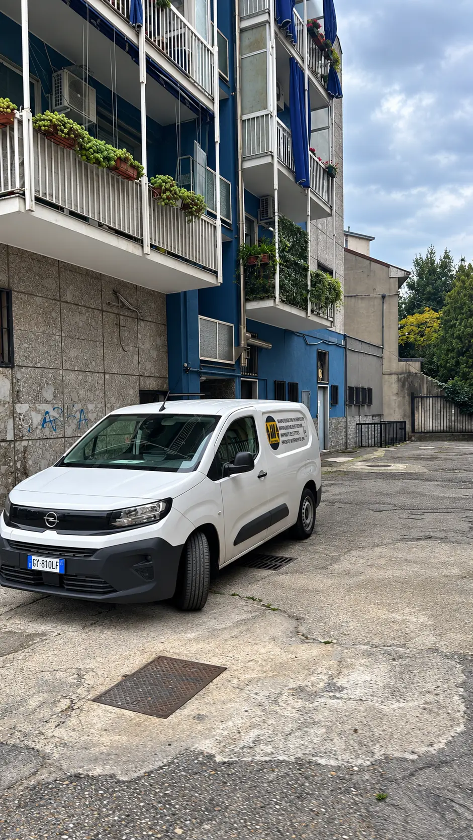 Furgone GAM Ascensori parcheggiato presso un condominio