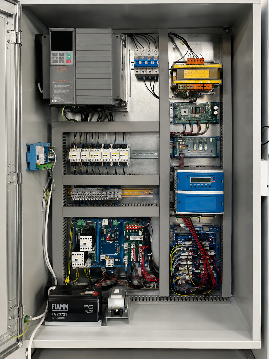 Quadro elettrico di manovra ascensore aperto con inverter, schede e cablaggi ordinati