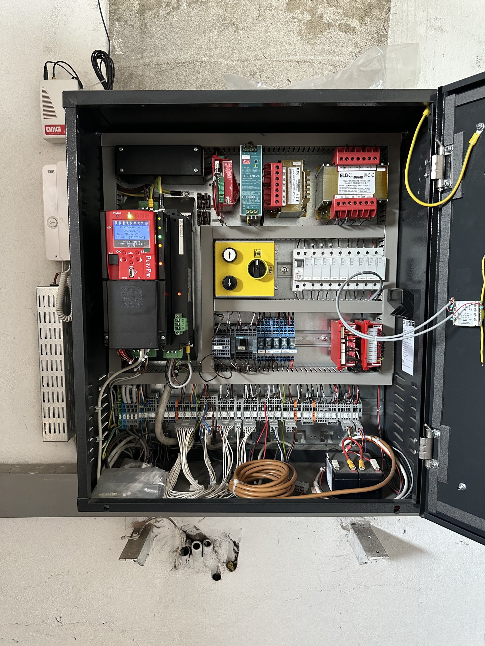 Quadro di manovra ascensore nuovo con scheda di controllo, teleruttori e morsettiere ordinate