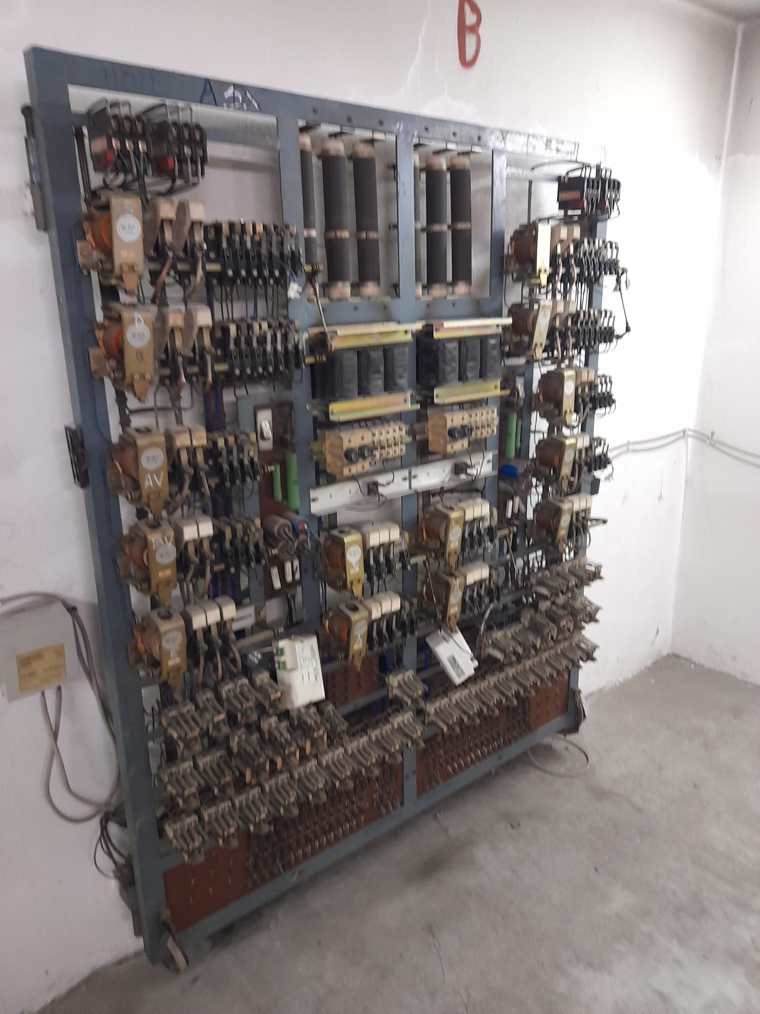 Vecchio quadro di manovra ascensore a relè elettromeccanici prima della sostituzione