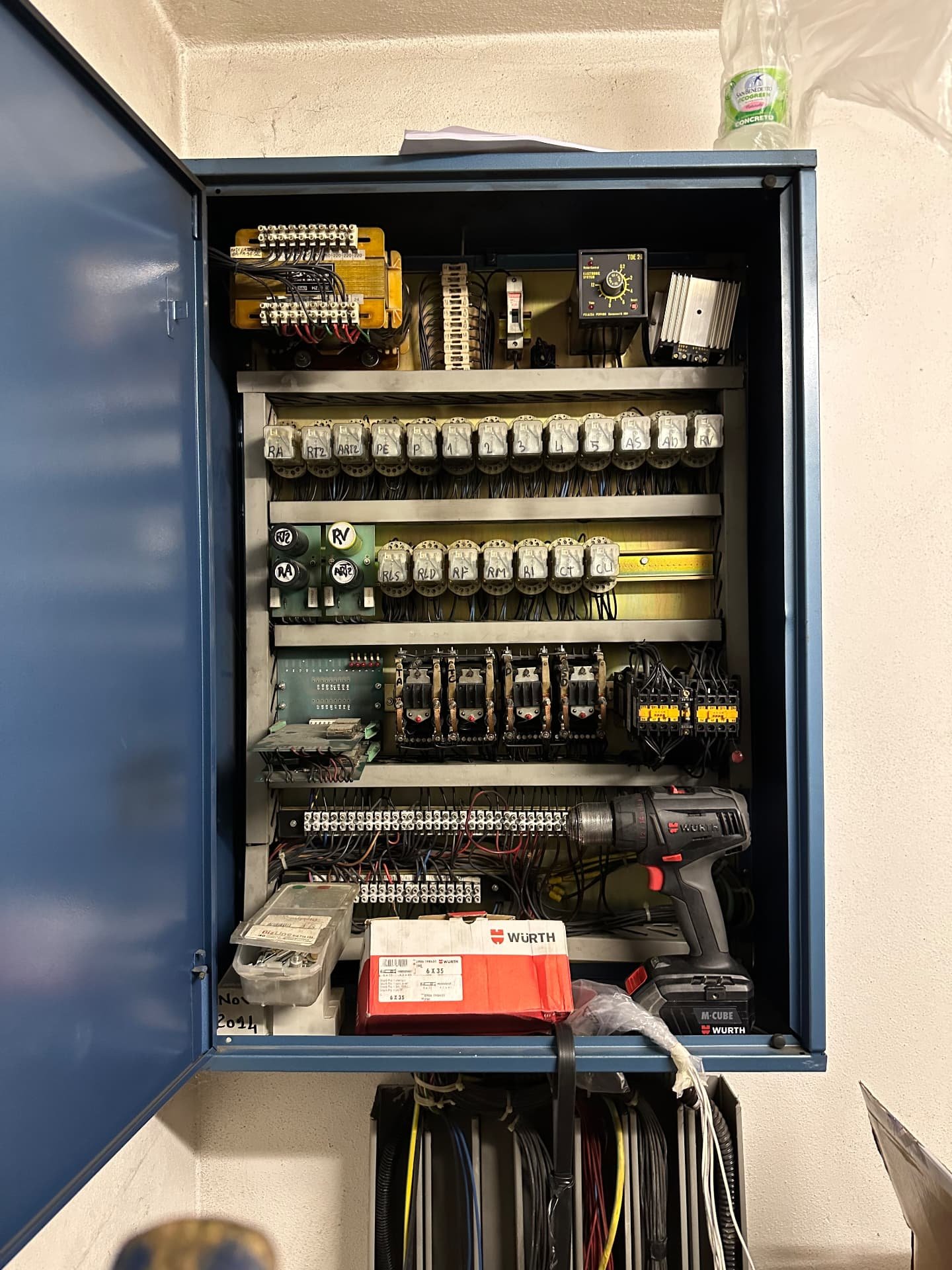 Quadro di manovra a relè aperto durante un intervento con utensili e ricambi