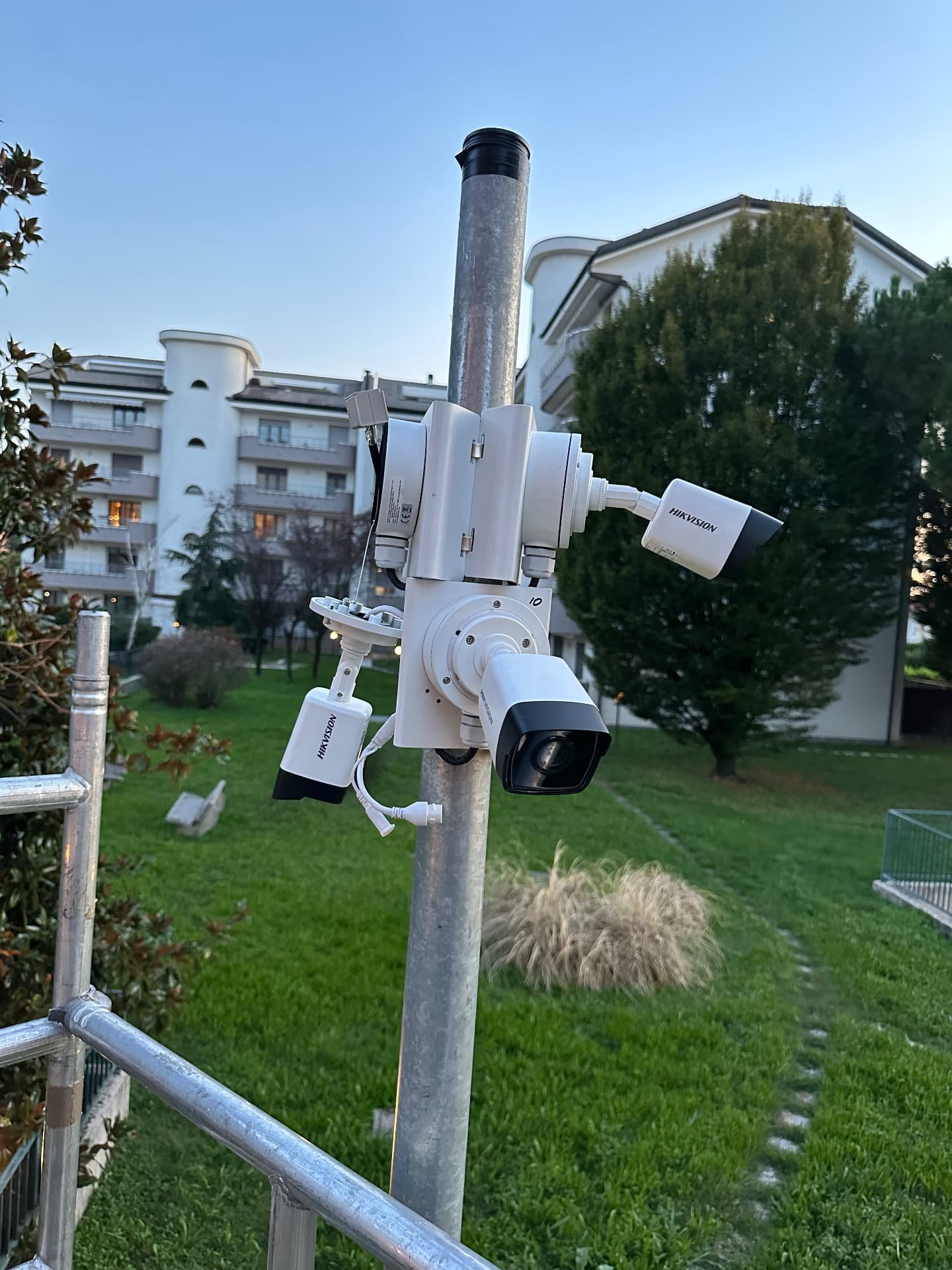 Telecamere Hikvision installate su palo affacciato sul giardino di un complesso condominiale