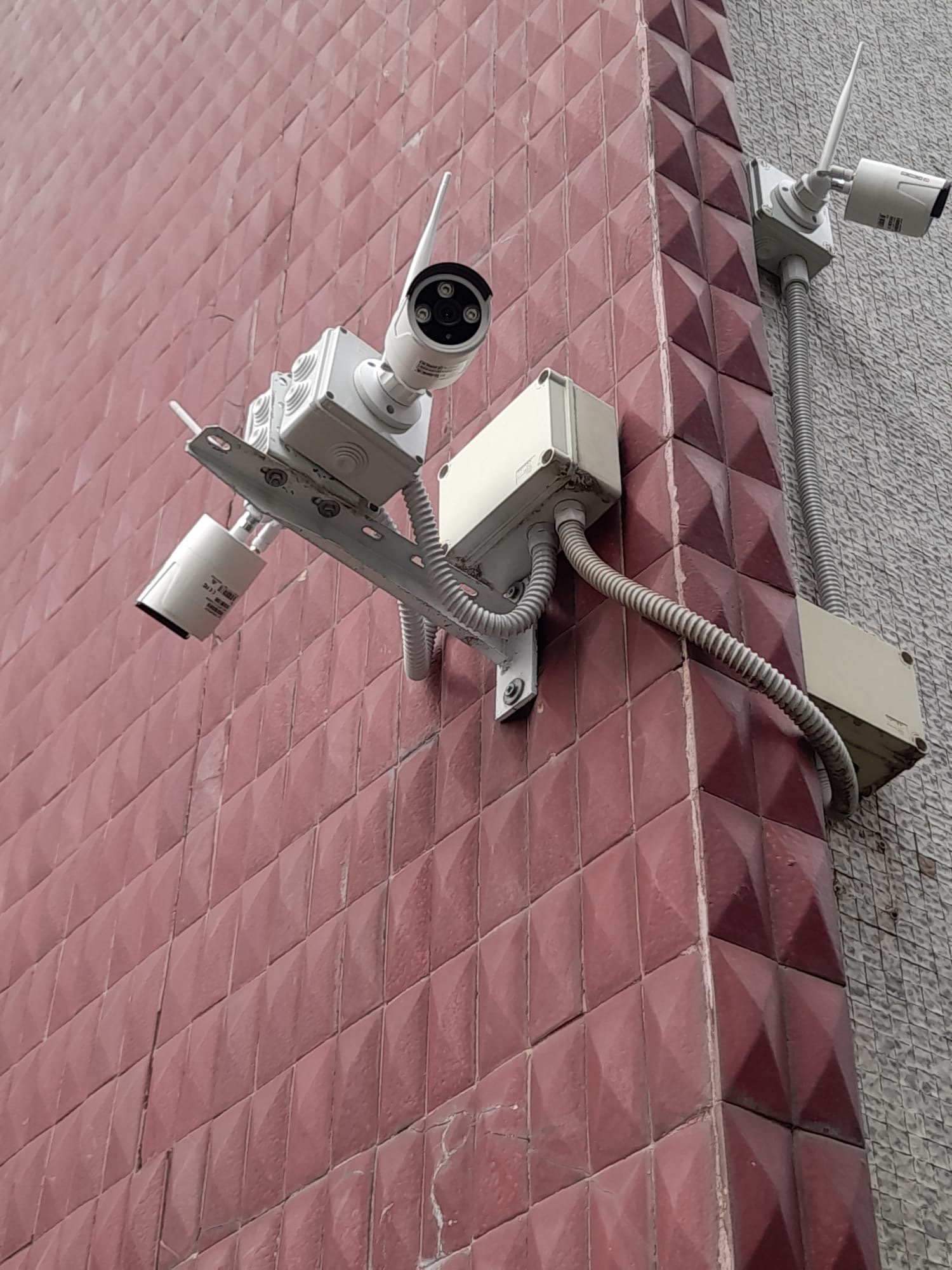 Due telecamere di videosorveglianza installate su una parete esterna