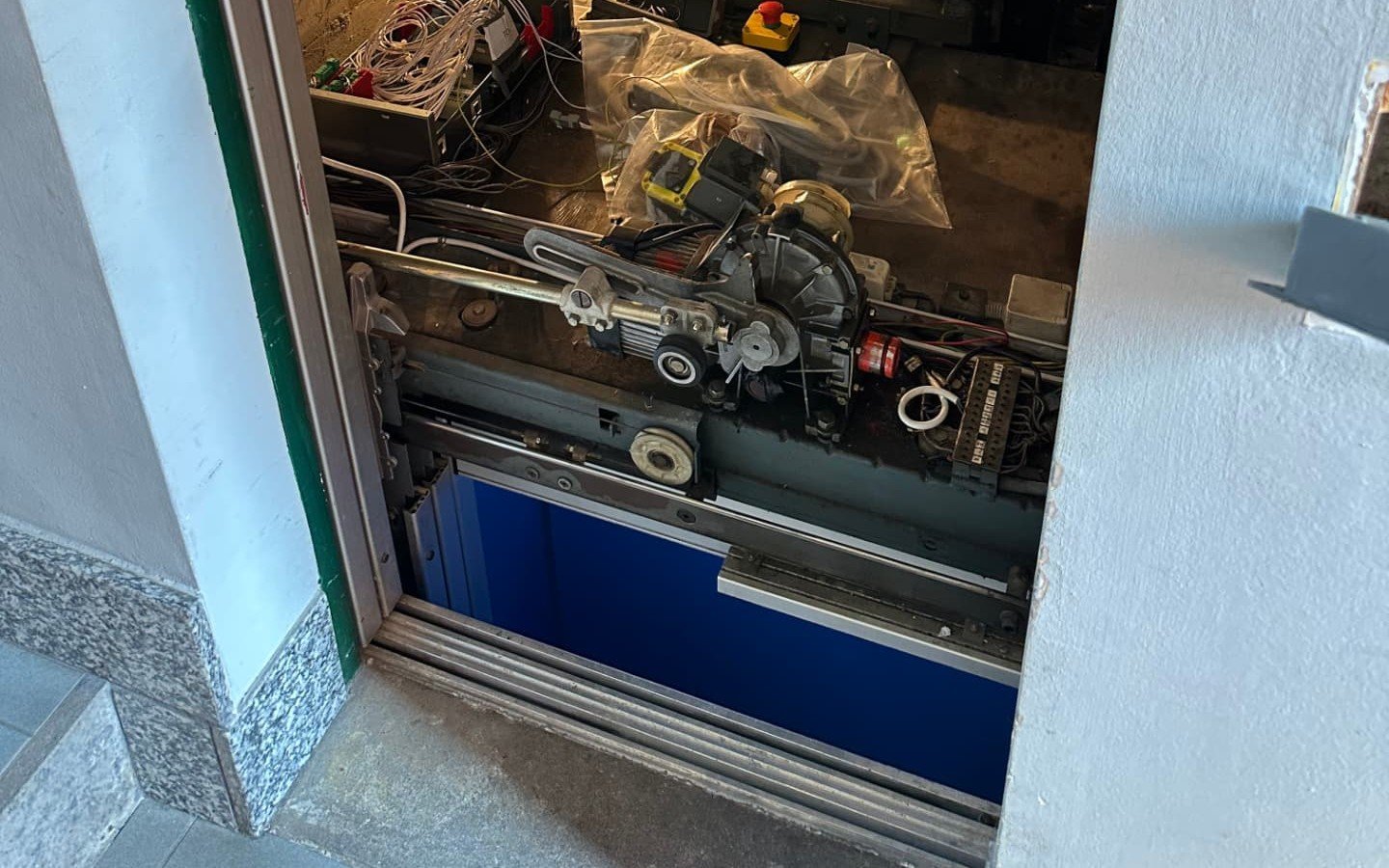 Vano macchine ascensore con motore, cablaggi e quadro elettrico