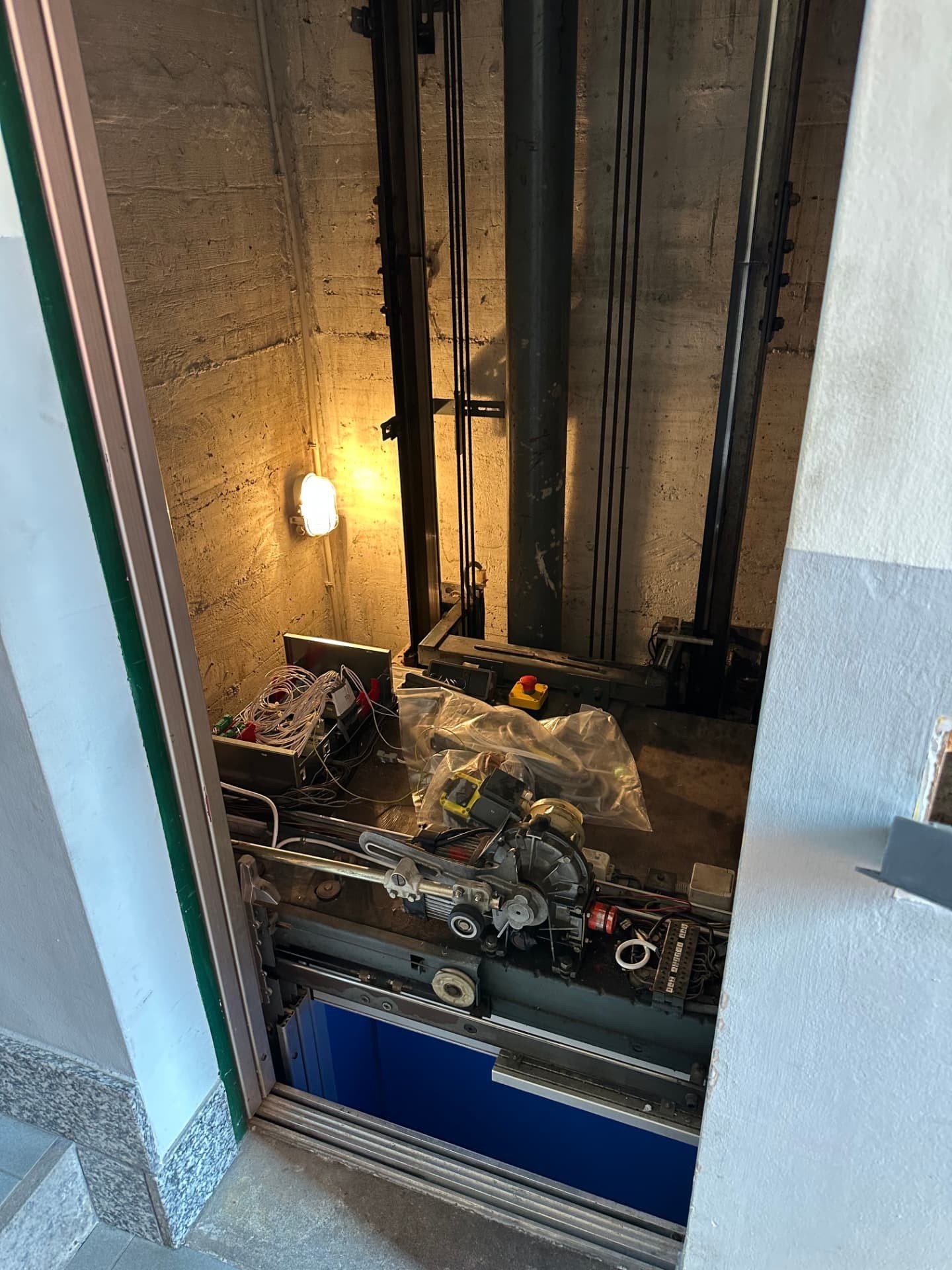 Vano macchine ascensore con motore, cablaggi e quadro elettrico in fase di installazione